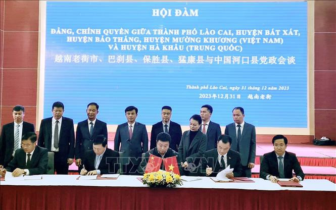 各位代表出席会谈。（图片来源：越通社）