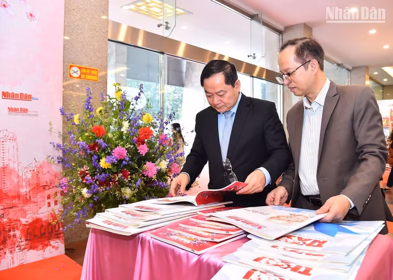 读者参观《人民报》春节特刊。