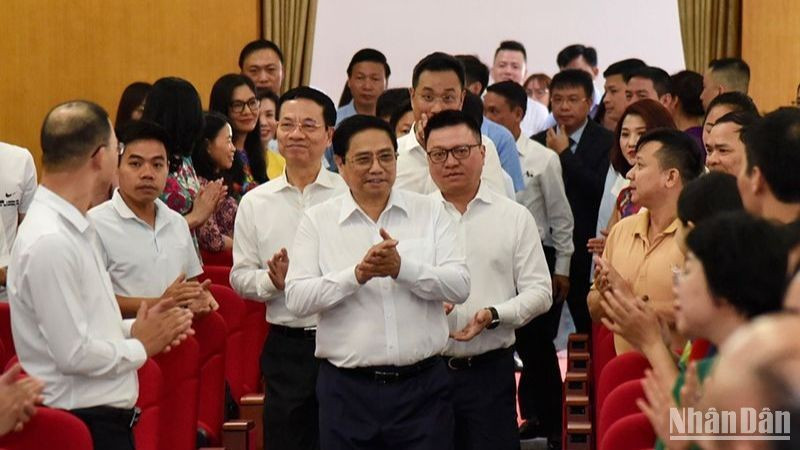 越南政府总理范明正探访越南新闻工作者协会。