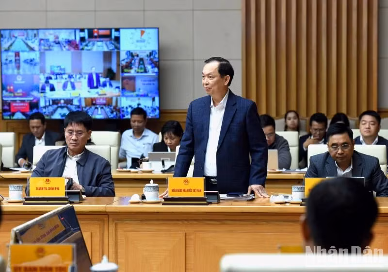 越南国家银行领导发言。