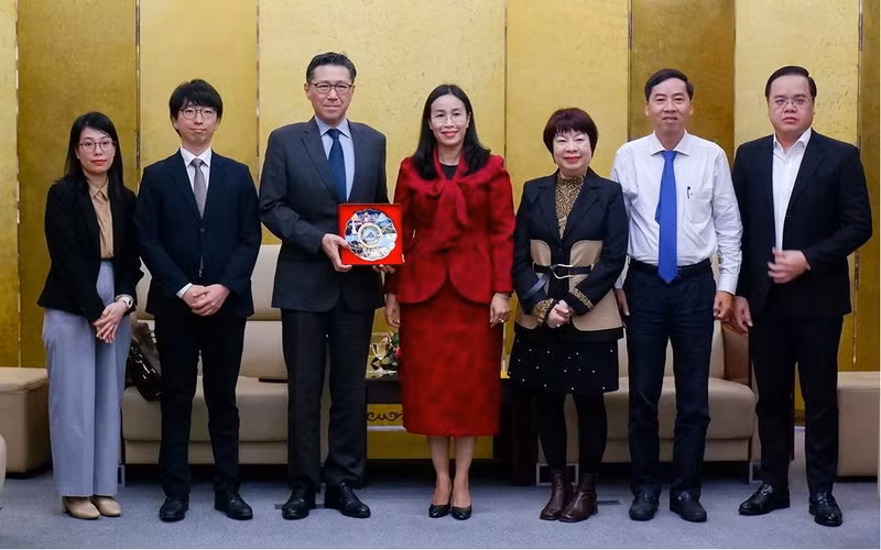 双方代表合影。（图片来源：cadn.com.vn）