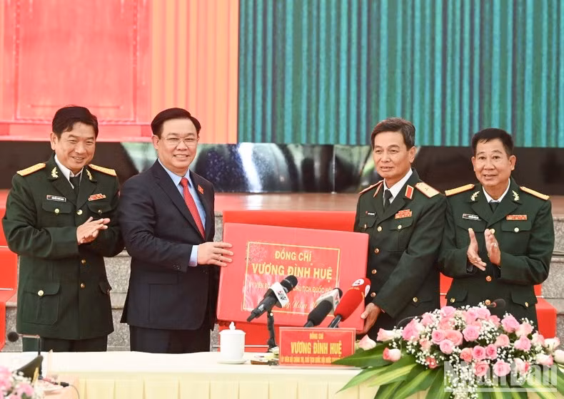 国会主席王廷惠向安江省军事指挥部赠送春节礼物。