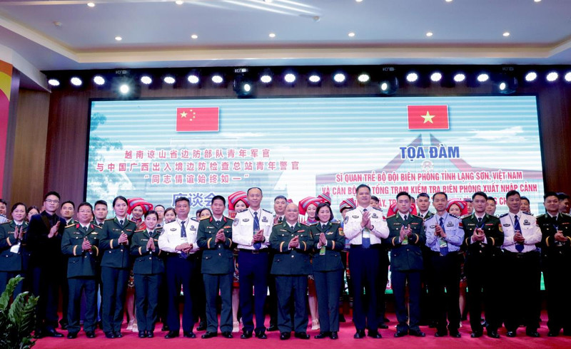双方代表合影。（图片来源：bienphong.com.vn）