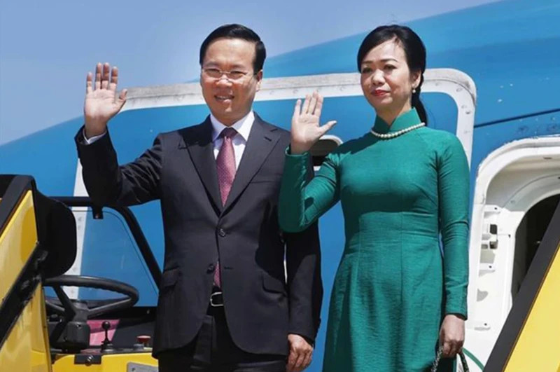 越南国家主席武文赏携夫人。