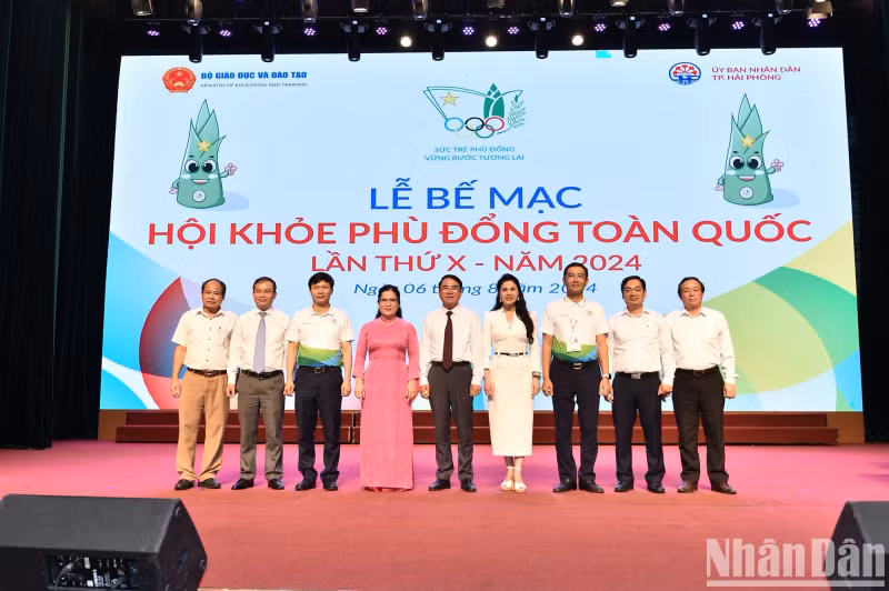 第10届全国扶董运动会组委会代表合影。