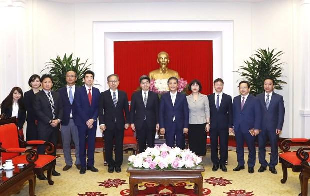 双方代表合影。（图片来源：越通社）