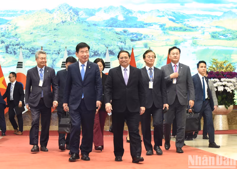 范明正总理和韩国国会议长金振杓。