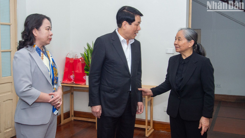 国家主席梁强看望慰问已故总书记阮富仲夫人吴氏敏。
