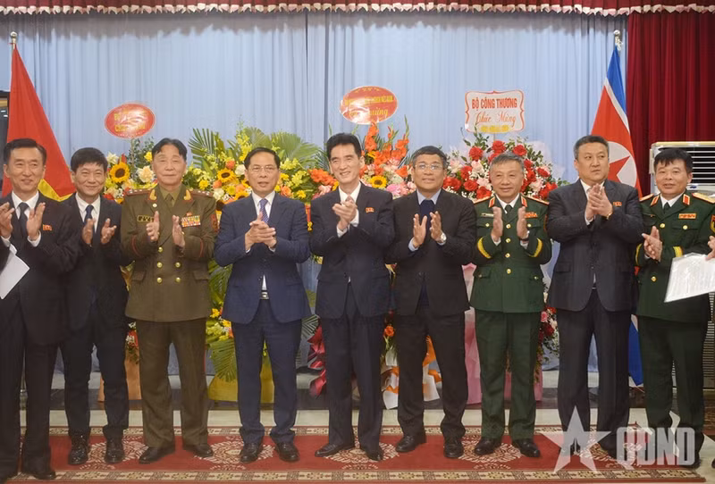 双方代表合影。（图片来源：qdnd.vn）