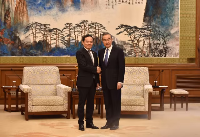 越南政府副总理陈流光会见中国外交部长王。（图片来源：baochinhphu.vn）