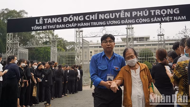 尽管身体虚弱，行走困难，今天，一名公民仍前来吊唁阮富仲总书记。