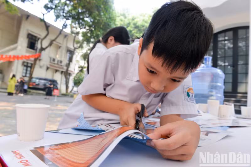 学生切割河内旗台模型。