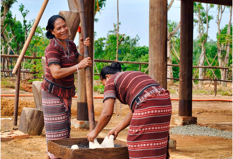 遮罗族人传统饼的做法。（图片来源：成达 摄）
