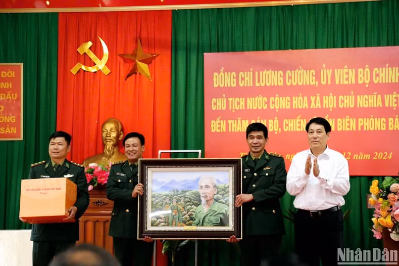 国家主席梁强向捌莫特边防站赠送纪念品。