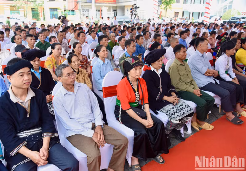 和平省各民族、贫困家庭代表出席仪式。