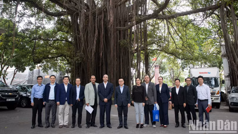 双方代表在《人民报》社总部合影。