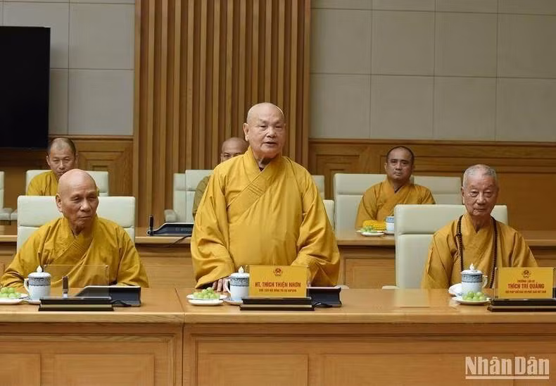 越南佛教协会治事委员会主席释善仁通报越南佛教协会第九次全国代表大会（2022-2027年任期）结果。