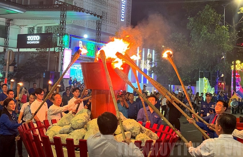 各位代表一起参加2024年胡志明市青年节开启动仪式。（图片来源：dangcongsan.vn）