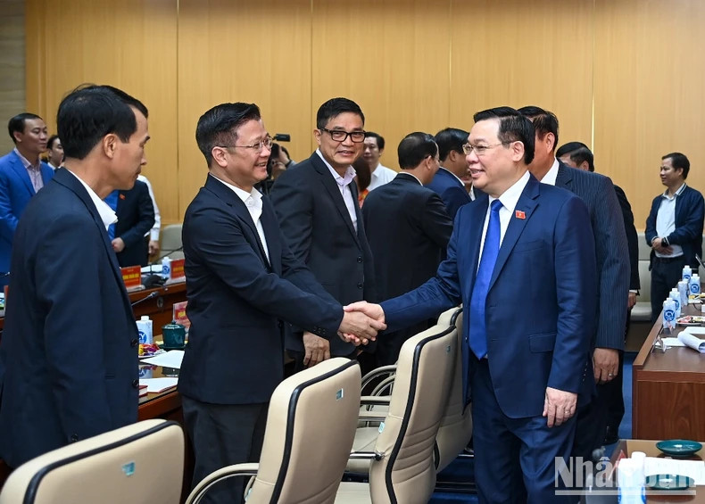 国会主席王廷惠和卫生部领导。