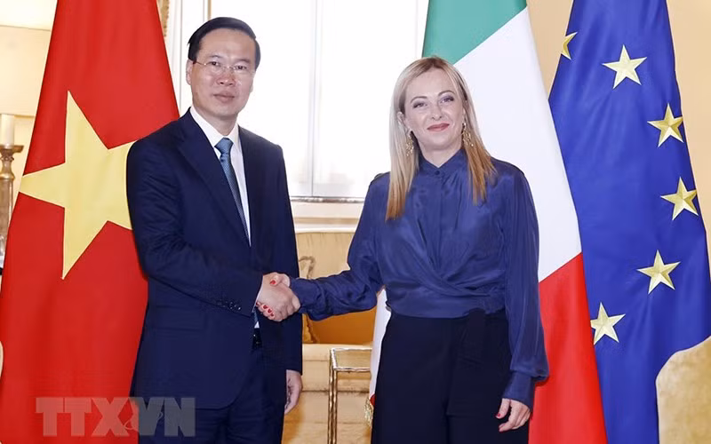 武文赏主席和意大利总理焦尔吉娅·梅洛尼。（图片来源：越通社）