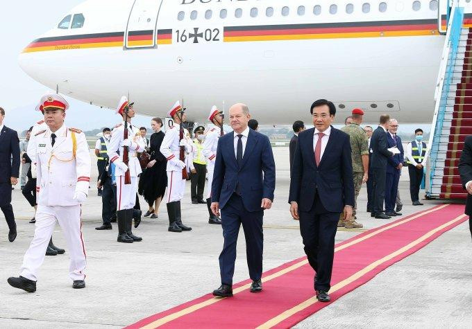 德国总理抵达河内内排机场。（图片来源：vnexpress.net）