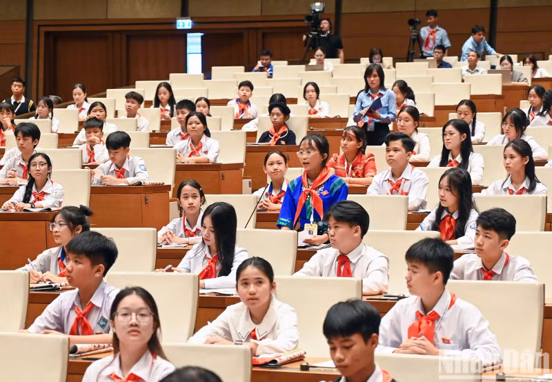 少数民族儿童代表在会议上提问。