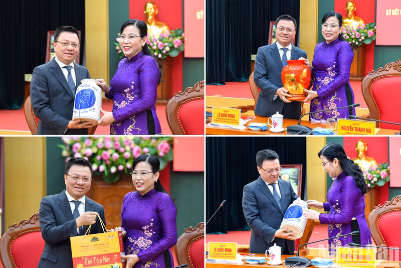 双方领导互相赠送纪念品。