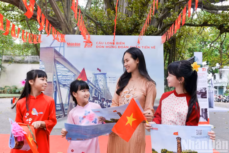 来自河内市各所学校师生参加展览。