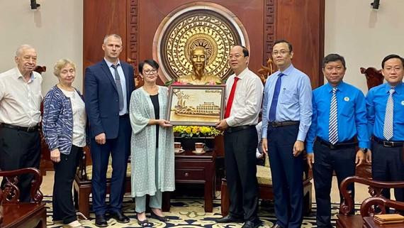 陈段忠先生向圣彼得堡和列宁格勒地区工会代表团赠送纪念品。（图片来源：西贡解放报）