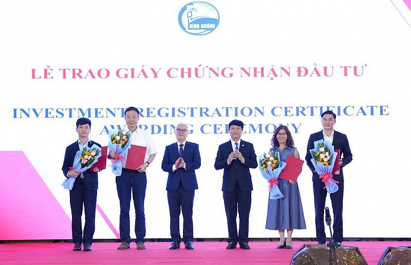 平阳省领导向新加坡投资商代表颁发投资许可证。（图片来源：congthuong.vn）