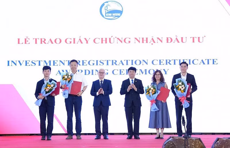 平阳省领导向新加坡投资商代表颁发投资许可证。（图片来源：congthuong.vn）