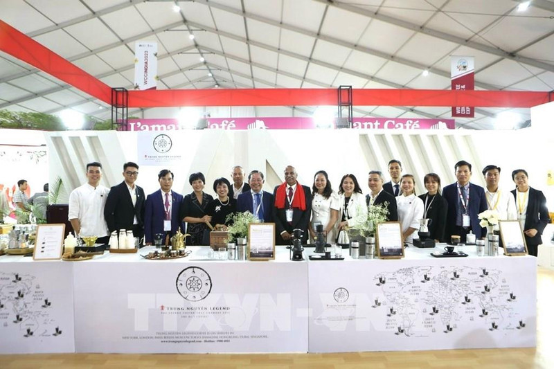 各位代表在越南咖啡展位上合影。（图片来源：越通社）