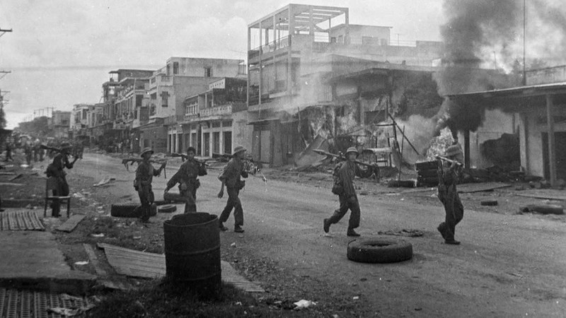 1975年4月9日，我军进攻春禄市镇，这是敌军从东北方向防卫西贡的重要防御基地。