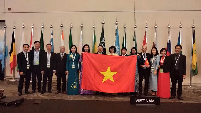 出席会议的越南代表团。