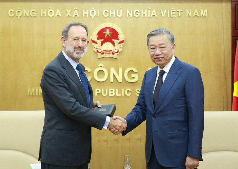 苏林部长会见马可·德拉·塞塔大使。（图片来源：人民公安报）