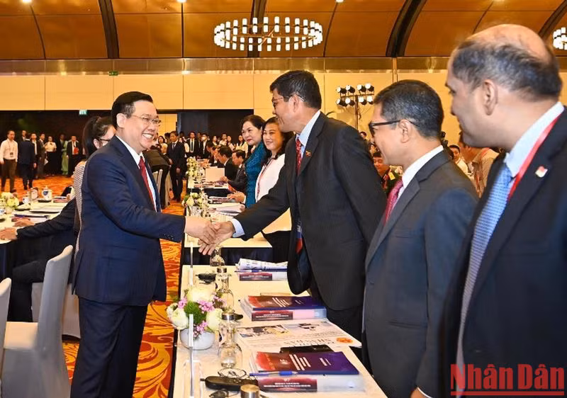 国会主席王廷惠和各位代表。