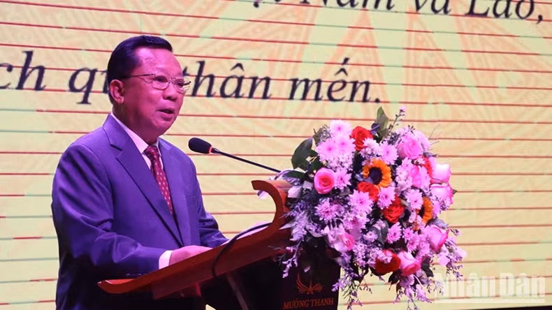 老挝人民革命党中央政治局委员、政府副总理兼国防部长占沙蒙•占雅拉大将发表讲话。