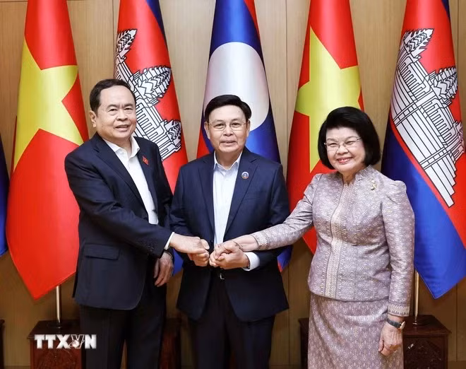 越南国会主席陈青敏，老挝国会主席、东盟议会联盟大会主席赛宋蓬·丰威汉和柬埔寨王国国会主席昆索达莉。