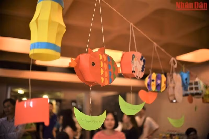 少儿们亲手制作的灯笼。