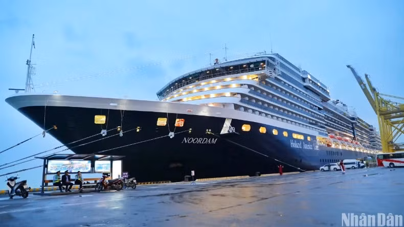 承载近2000名欧、美游客的诺丹号邮轮抵达岘港市。