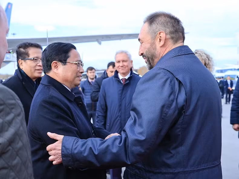 鞑靼斯坦共和国官员前往机场迎接范明正总理。