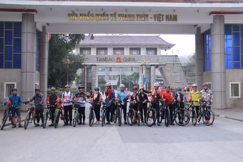 “一个行程-两个国家”自行车之旅在河江省清水-云南省天保国际口岸举行。（图片来源：vietnamtourism.gov.vn）