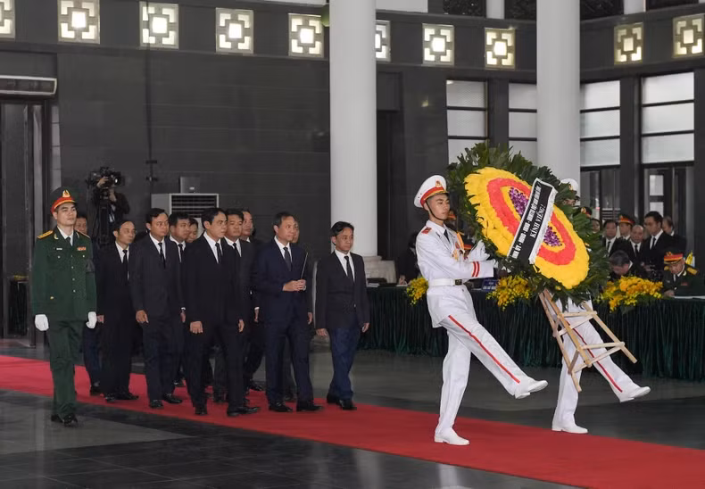 河静省代表团吊唁阮富仲总书记逝世。