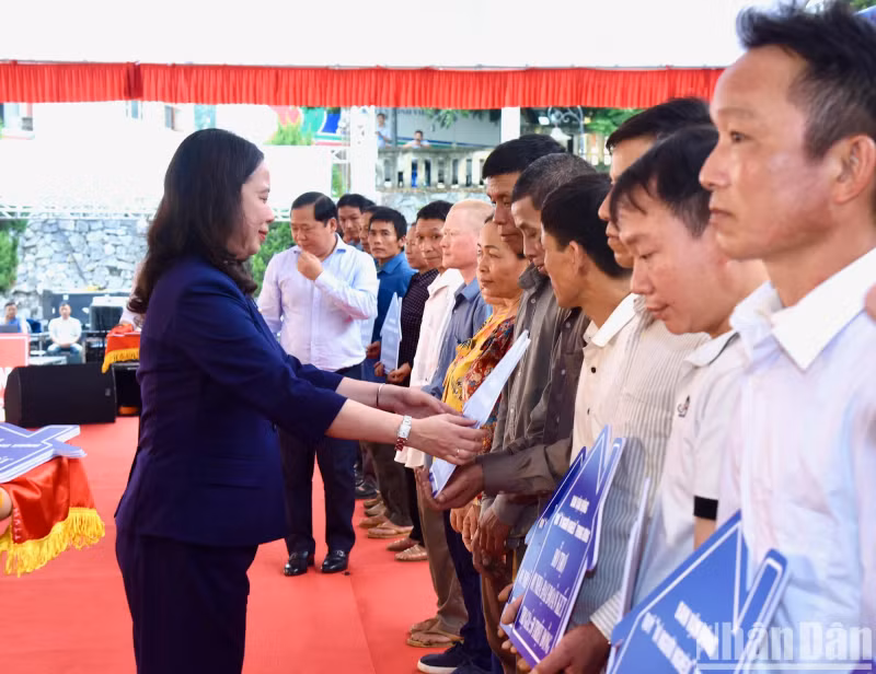 越南国家代主席武氏映春向和平省沱北县家庭户发放兴建大团结屋的资助资金。