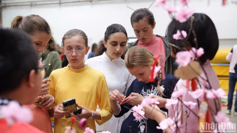 法国孩子通过南特越南周了解越南传统文化。 法国孩子通过南特越南周了解越南传统文化。