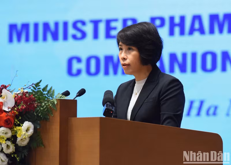 越南计划投资部副部长阮氏碧玉发表讲话。