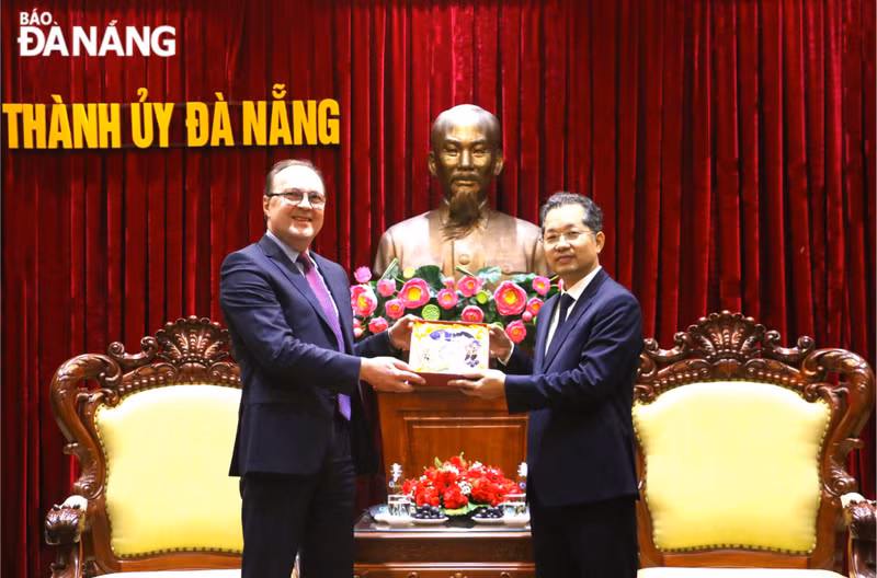 岘港市委市委书记阮文广向根纳季·贝兹德科大使赠送纪念品。（图片来源：baodanang.vn）