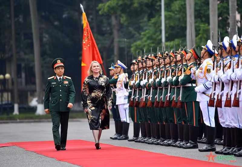 潘文江大将迎接捷克国防部部长贾娜·切尔诺乔娃。（图片来源：人民军队报）