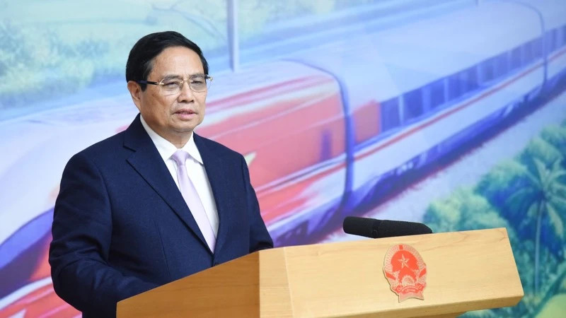 范明正总理在会议上发表讲话。
