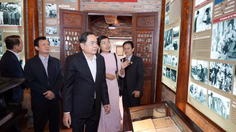 国会主席陈青敏参观阮志清博物馆。